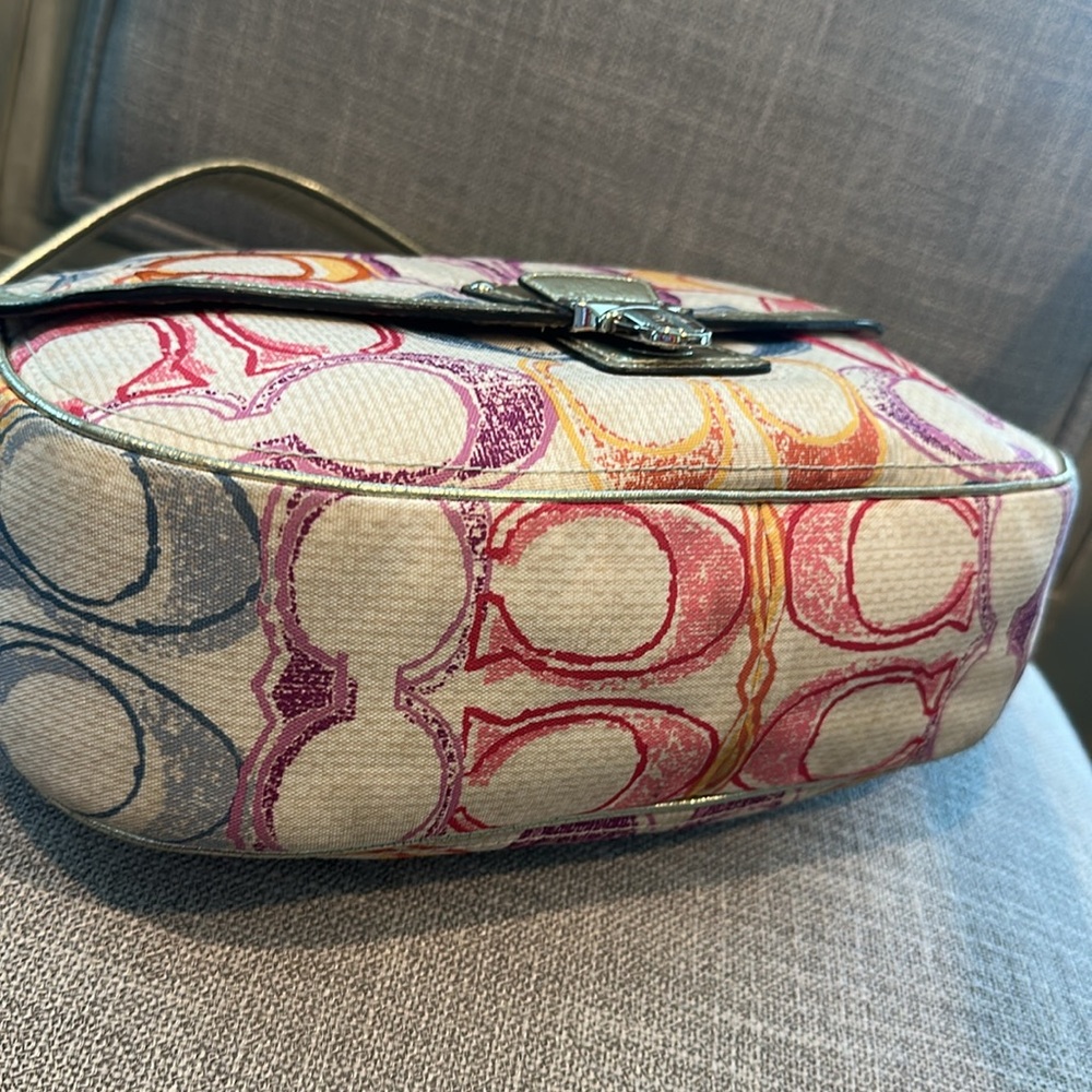 Coach multicolored pastel hobo shoulder bag/ crossbody. Style : 19020 - Picture 7 of 17